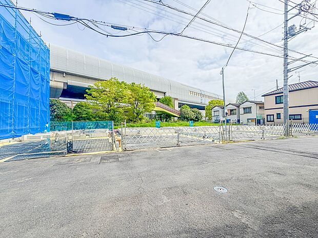 【外観】家族の温かさと陽光の暖かさ、楽しい毎日と明るい未来を予感させる「空間が織り成すひとつ先の住み心地」を演出します。