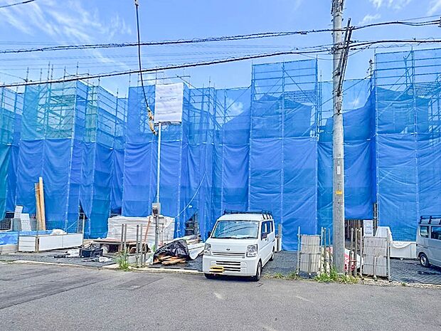 【外観】堂々たる趣ながら、主張し過ぎずどこか余裕を感じさせるシャープなフォルムで佇む邸宅は、晴天の空と照らし合わせる事で、本来あるべき完成形の姿を見せてくれます。