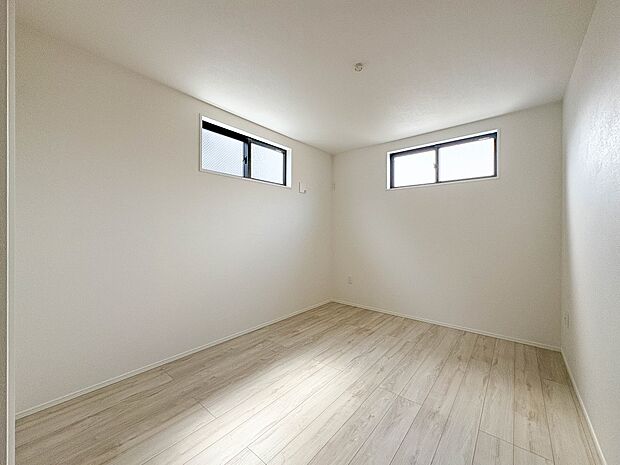 1号棟【子供部屋】お子様のお部屋にぴったりなクロークを備えたフローリング仕様の洋室です。
