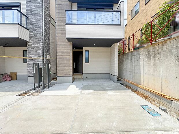 1号棟【駐車場】毎日の生活にマイカーが必須という方は、購入を検討する際、駐車場があることは大事な条件です。毎日の通勤や家族の送迎、買い物やお出かけなどクルマのある暮らしを満喫したい方は要チェ…