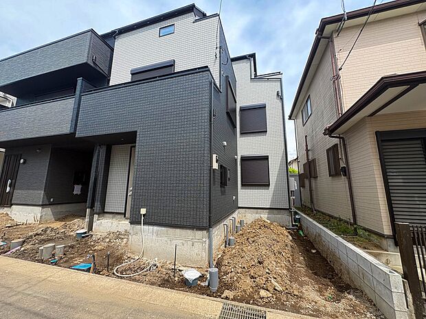 【前面道路】家の前をまっすぐの通りが走っている。クルマは少なく、人々は毎朝、ウォーキング、ジョギング、犬の散歩など、フリーな朝時間を過ごしている。