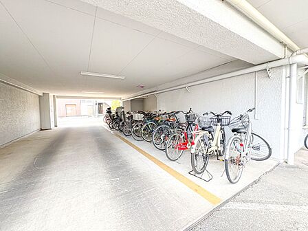 【駐輪場】駐輪場があるので、自転車を自由に出し入れ出来て便利です。
