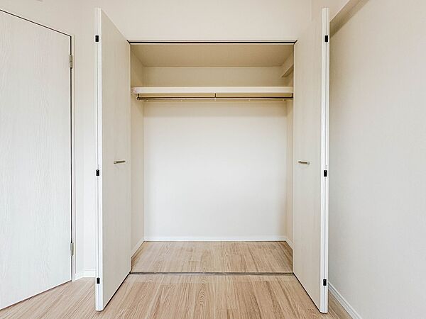 【WIC（ウォークインクローゼット）】  たくさんの洋服をかけてもシワになりにくいウォークインクローゼット。洋服以外にも、普段使わない家電やスーツケース、ストック品など何でも片付く嬉しい空間…