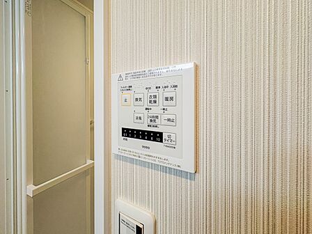 【浴室暖房乾燥機】  雨の日の部屋干しは乾きにくく、生乾きの臭いが気になります。浴室暖房乾燥機があればそんな心配はいりません。換気や暖房機能もあるのでカビの発生や寒い日のヒートショックも防ぎ…