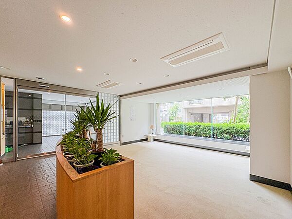 【エントランス】その住居の第一印象となるのがエントランスホールです。訪問されたお客さまをやさしくお迎えします。エントランスホールは、いわば住居の顔です。