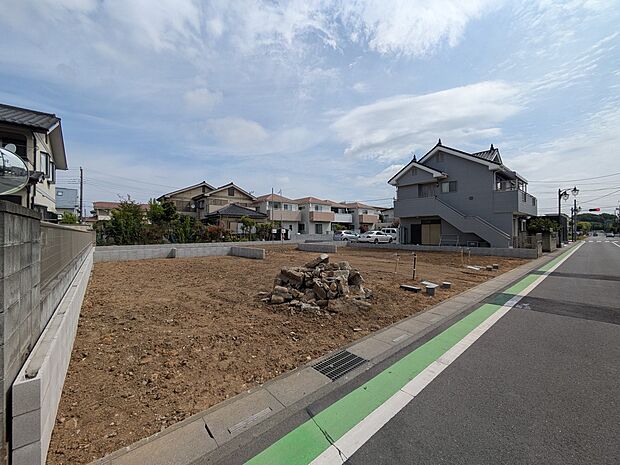 堂々たる趣ながら、主張し過ぎずどこか余裕を感じさせるシャープなフォルムで佇む邸宅は、晴天の空と照らし合わせる事で、本来あるべき完成形の姿を見せてくれます。