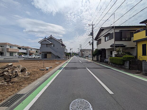 家の前は美しい通りになっていますが、クルマが比較的少なく。家のまわりで遊ぶお子さまも安心です。