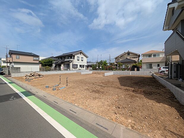 【駐車場】ゆったりとした駐車スペースを確保。大きめのお車でもOK。