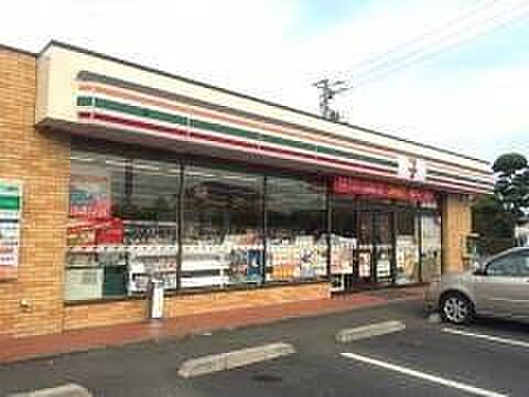コンビニ 445m セブンイレブン岩槻上野2丁目店(セブンイレブンは近くて便利を掲げています。近くとは、心の近さ。便利とはモノが期待以上の品質でお客さまに届くこと。セブン銀行など新しいサービ…
