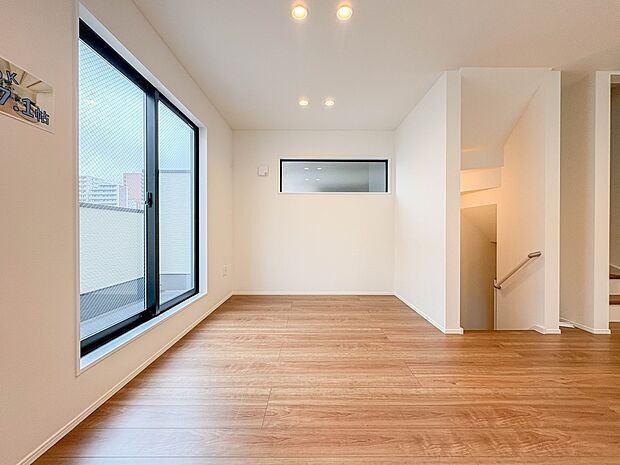 【リビング】 整然とした空間演出、快適な理想の暮らしの実現は家のみの拘りではなく、そこで暮らす方々にとって素敵な環境であることも挙げられると思います。四季折々の変化が奏でる鼓動を楽しんで下…