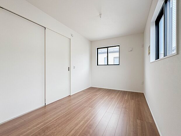 【子供部屋】お子様のお部屋にぴったりなクロークを備えたフローリング仕様の洋室です。