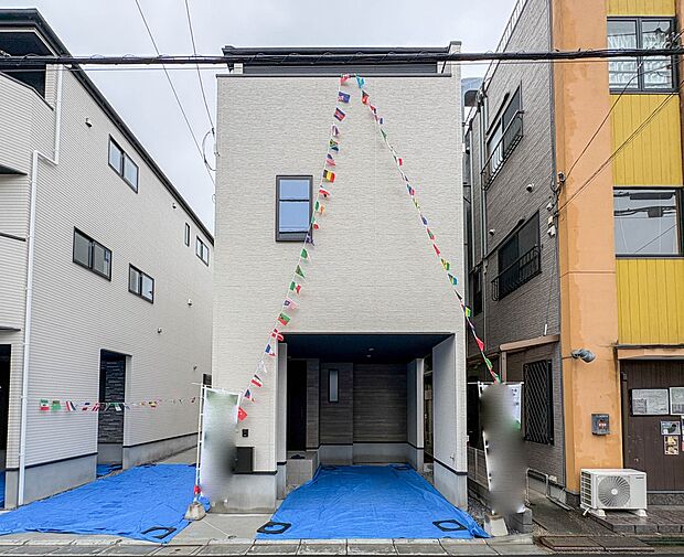【外観】堂々たる趣ながら、主張し過ぎずどこか余裕を感じさせるシャープなフォルムで佇む邸宅は、晴天の空と照らし合わせる事で、本来あるべき完成形の姿を見せてくれます。