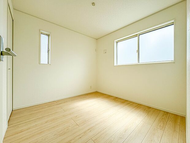 1号棟【子供部屋4.7帖】お子様のお部屋にぴったりなクロークを備えたフローリング仕様の洋室です。