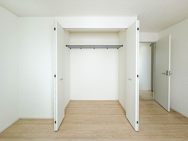 1号棟【収納　洋室6.3帖】各部屋を最大限に広く使って頂ける様、全居住スペースに収納付。プライベートルームはゆったりと快適に。