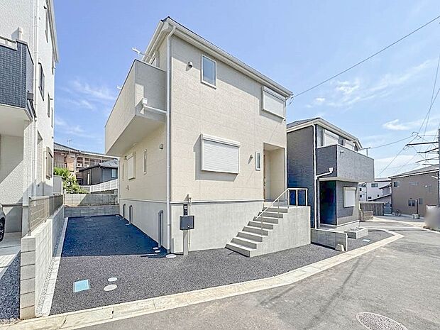 1号棟【外観】家族の温かさと陽光の暖かさ、楽しい毎日と明るい未来を予感させる「空間が織り成すひとつ先の住み心地」を演出します。