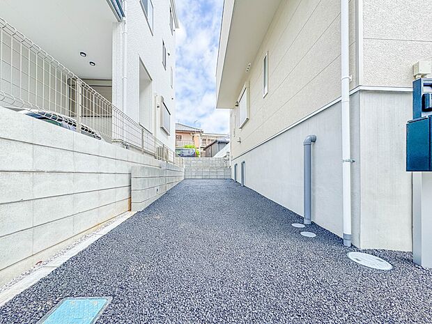 1号棟【駐車場】ゆったりとした駐車スペースを確保。大きめのお車でもOK。