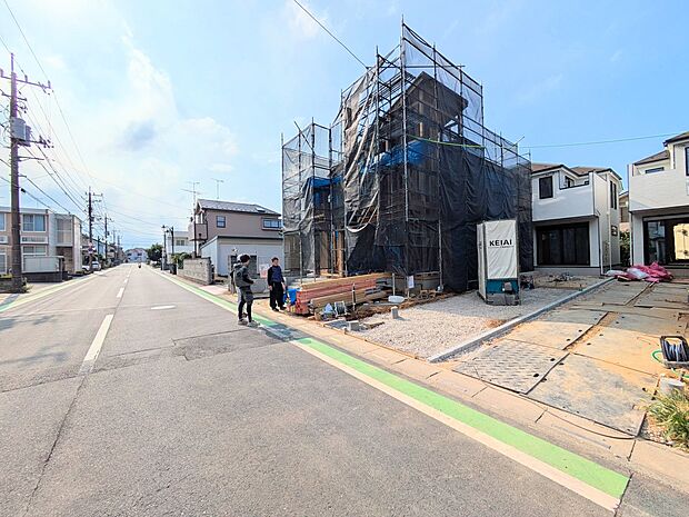 家の前は美しい通りになっていますが、クルマが比較的少なく。家のまわりで遊ぶお子さまも大丈夫です。