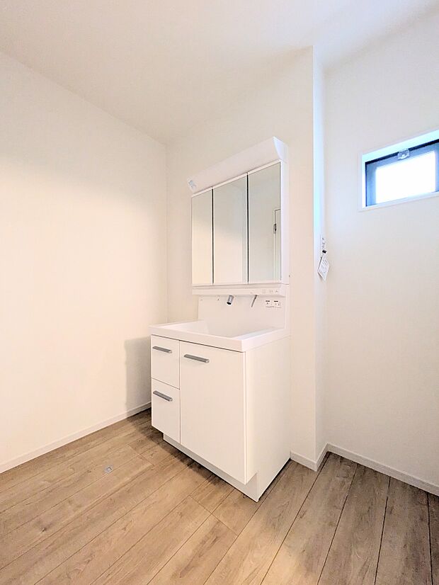 【Laundry space-ランドリースペース】毎日使う洗濯機。しっかりと奥行きのある置き場が確保されています。