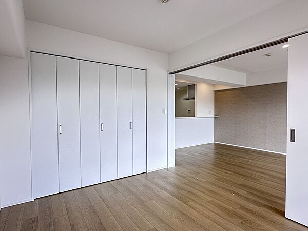 【寝室】充実した生活は伸びやかな居室空間から始まります。快適に・伸びやかに。心の潤いを求める方々へ。