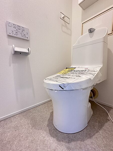 【トイレ】トイレ・ウォシュレット付。快適で衛生的な洗浄機能付温水シャワートイレです。