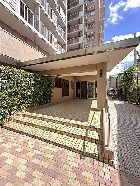【エントランス】その住居の第一印象となるのがエントランスホールです。訪問されたお客さまをやさしくお迎えします。エントランスホールは、いわば住居の顔です。