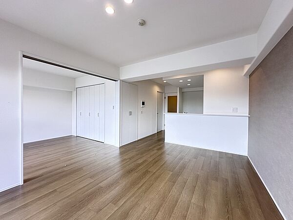 シンプルなデザインの家は風情がある。住む人のこだわりを感じる。外観も内装もいたってシンプル。居心地がよく、家事や趣味、子育てなどにも集中できる。家も人間も熟成するほどシンプルになっていくよう…
