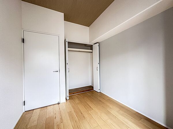 昨今のトレンドになりつつあるのが、広過ぎず、快適すぎない子ども部屋。勉強と寝るだけの部屋にすることで閉じこもりがなくなり、リビングで過ごす時間が増えると言われています。