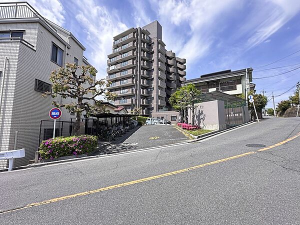 こちらの物件が少しでも気になるようでしたら、お気軽にお問合せください。人生でいちばん大きなお買い物ですので、ゆっくりご見学ください。ネット上の画像と実際の見学では、リアル感がまるで違います。…