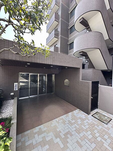 【エントランス】その住居の第一印象となるのがエントランスホールです。訪問されたお客さまをやさしくお迎えします。エントランスホールは、いわば住居の顔です。
