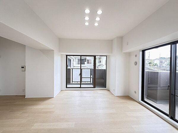 シンプルなデザインの家は風情がある。住む人のこだわりを感じる。外観も内装もいたってシンプル。居心地がよく、家事や趣味、子育てなどにも集中できる。家も人間も熟成するほどシンプルになっていくよう…