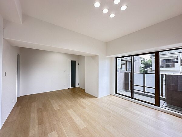 シンプルなデザインの家は風情がある。住む人のこだわりを感じる。外観も内装もいたってシンプル。居心地がよく、家事や趣味、子育てなどにも集中できる。家も人間も熟成するほどシンプルになっていくよう…