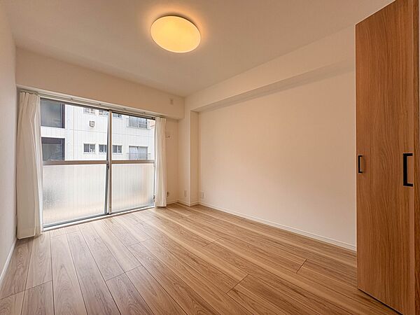 【寝室6.4帖】充実した生活は伸びやかな居室空間から始まります。快適に・伸びやかに。心の潤いを求める方々へ。