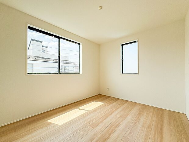 【子供部屋5.25帖】お子様のお部屋にぴったりなクロークを備えたフローリング仕様の洋室です。