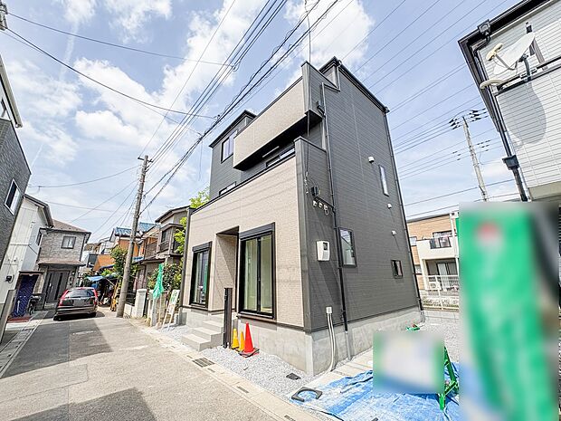 【現地】陽あたりの良さは必須条件。家族の温かさと陽光の暖かさ、楽しい毎日と明るい未来を予感させる。