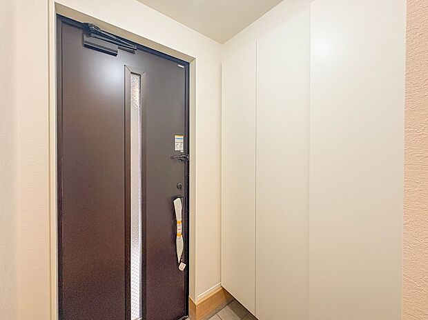 【玄関】スタイリッシュかつ品のある玄関。晴れの日も、雨の日も、風の日も、ご家族やお客さまを安心して迎えます。