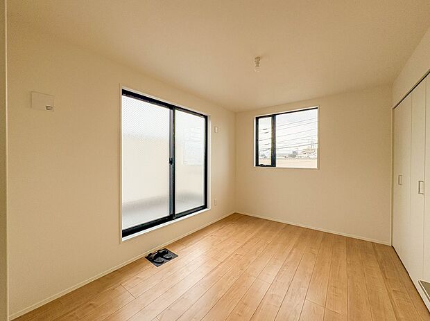 【子供部屋6帖】お子様のお部屋にぴったりなクロークを備えたフローリング仕様の洋室です。