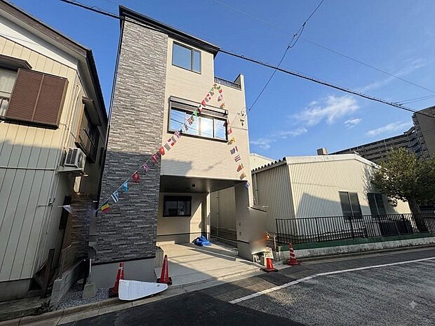 【前面道路4.5m】車の通行が少ないので、静かな住環境を維持することができます。※CGにて青空に加工済みです。
