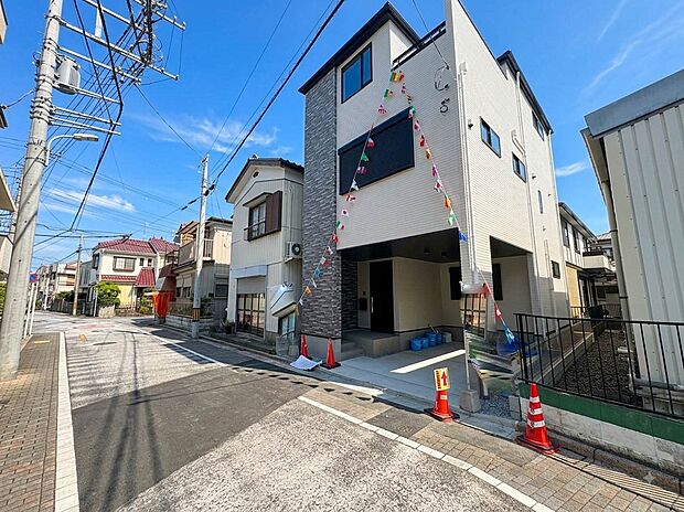 【外観】家族の温かさと陽光の暖かさ、楽しい毎日と明るい未来を予感させる「空間が織り成すひとつ先の住み心地」を演出します。※CGにて青空に加工済みです。
