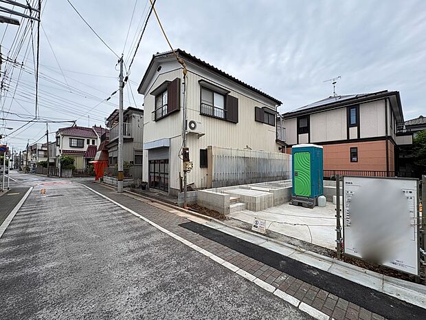【前面道路】家の前をまっすぐの通りが走っている。クルマは少なく、人々は毎朝、ウォーキング、ジョギング、犬の散歩など、フリーな朝時間を過ごしている。