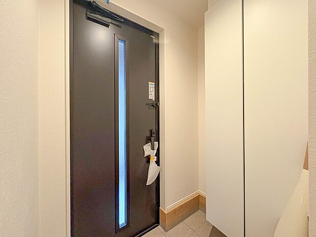 1号棟【玄関】玄関はおうちの顔と言われます。玄関アプローチは、外観デザインの印象を左右します。ご家族の個性を出しながら、素敵な玄関でお客様をお迎えしてください。