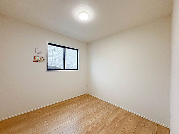 1号棟【子供部屋】お子様のお部屋にぴったりなクロークを備えたフローリング仕様の洋室です。
