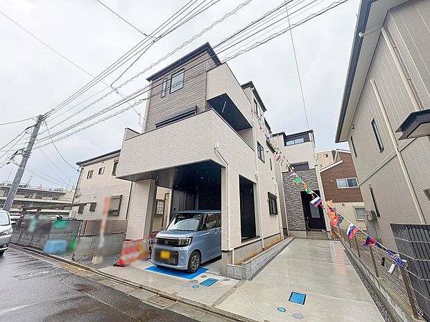 1号棟【外観】堂々たる趣ながら、主張し過ぎずどこか余裕を感じさせるシャープなフォルムで佇む邸宅は、晴天の空と照らし合わせる事で、本来あるべき完成形の姿を見せてくれます。