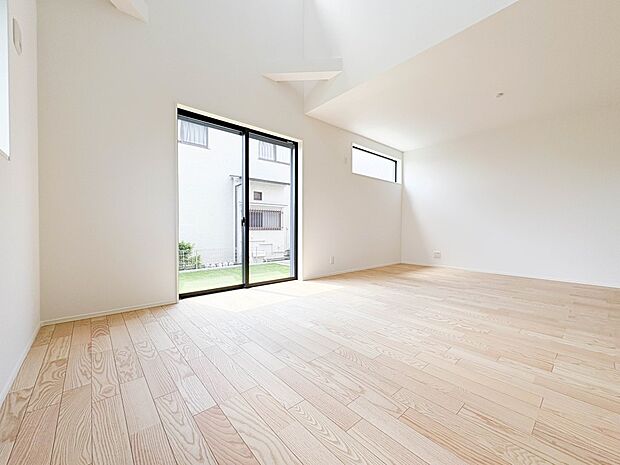 【リビング】 整然とした空間演出、快適な理想の暮らしの実現は家のみの拘りではなく、そこで暮らす方々にとって素敵な環境であることも挙げられると思います。四季折々の変化が奏でる鼓動を楽しんで下…