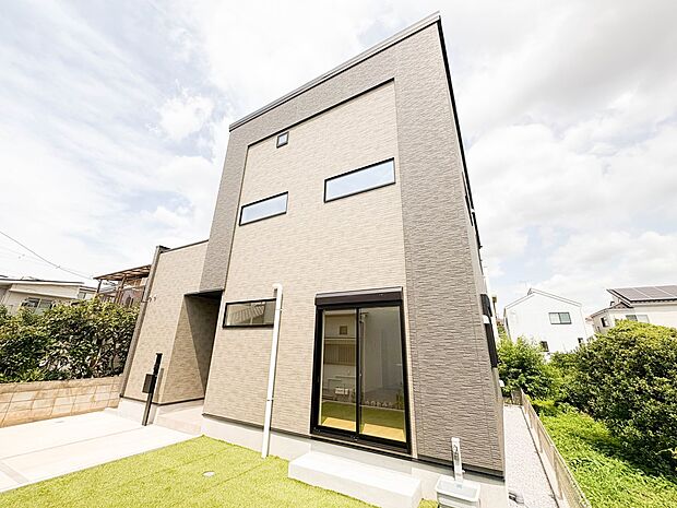 【外観】家族の温かさと陽光の暖かさ、楽しい毎日と明るい未来を予感させる「空間が織り成すひとつ先の住み心地」を演出します。