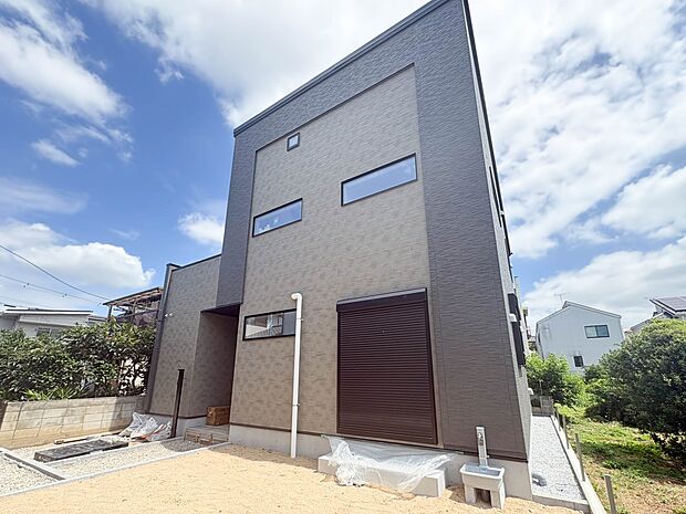 【外観】家族の温かさと陽光の暖かさ、楽しい毎日と明るい未来を予感させる「空間が織り成すひとつ先の住み心地」を演出します。