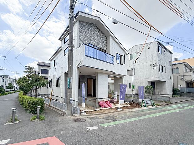 【現地】陽あたりの良さは必須条件。家族の温かさと陽光の暖かさ、楽しい毎日と明るい未来を予感させる。