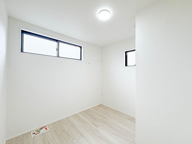 2号棟【子供部屋】お子様のお部屋にぴったりなクロークを備えたフローリング仕様の洋室です。