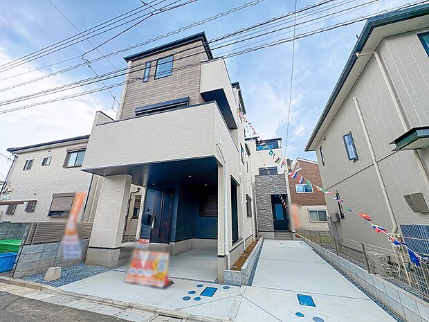 2号棟【前面道路】家の前をまっすぐの通りが走っている。クルマは少なく、人々は毎朝、ウォーキング、ジョギング、犬の散歩など、フリーな朝時間を過ごしている。