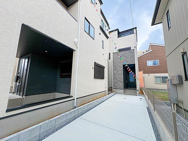 2号棟【外観】こちらの物件が少しでも気になるようでしたら、お気軽にお問合せください。人生でいちばん大きなお買い物ですので、ゆっくりご見学ください。ネット上の画像と実際の見学では、リアル感がま…