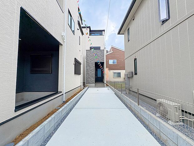 2号棟【駐車場】毎日の生活にマイカーが必須という方は、購入を検討する際、駐車場があることは大事な条件です。毎日の通勤や家族の送迎、買い物やお出かけなどクルマのある暮らしを満喫したい方は要チェ…